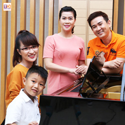 ” CHO NỤ CƯỜI TỎA SÁNG GIA ĐÌNH VIỆT”