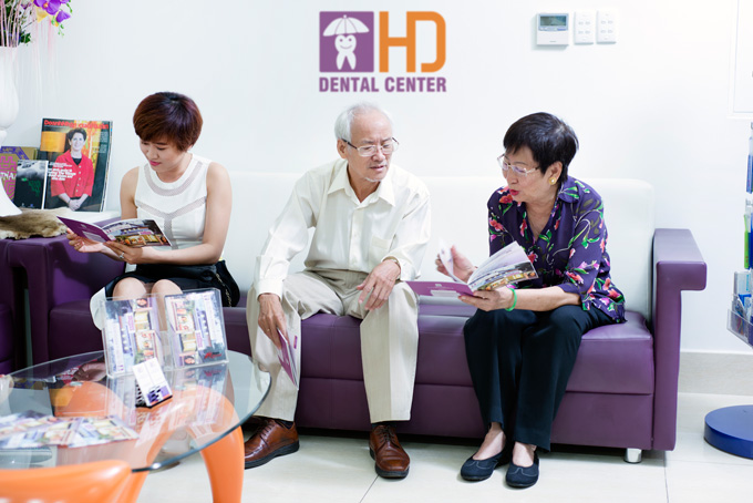 Tìm lại nụ cười cho người cao tuổi tại nha khoa Dr Hùng