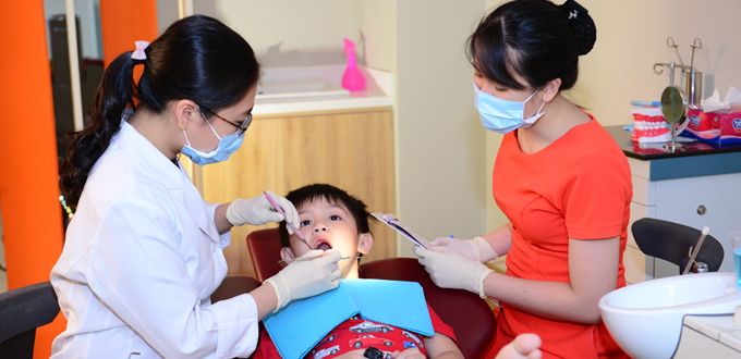 Bác sĩ sẽ kịp thời phàt hiện các vấn đề về răng miệng ở trẻ