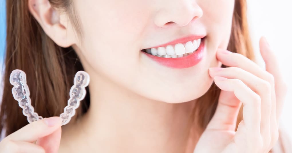 Người cần giao tiếp thường xuyên nên chọn niềng răng trong suốt